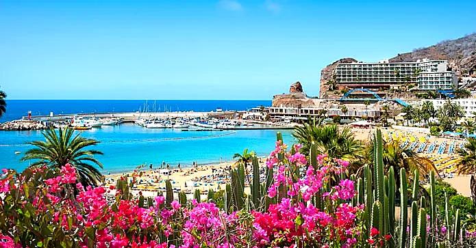 Puerto Rico,Gran Canaria — 阳光明媚的山坡、海景、码头休闲以及轻松的度假屋所有权。